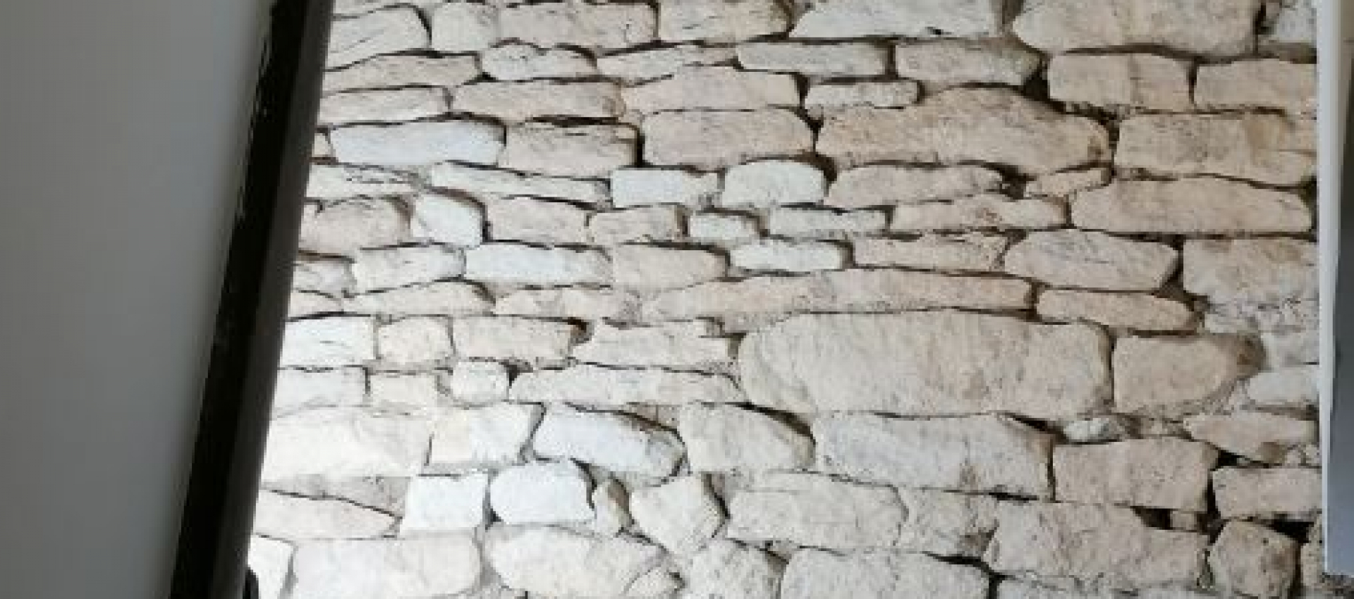 Aérogommage de mur en pierres